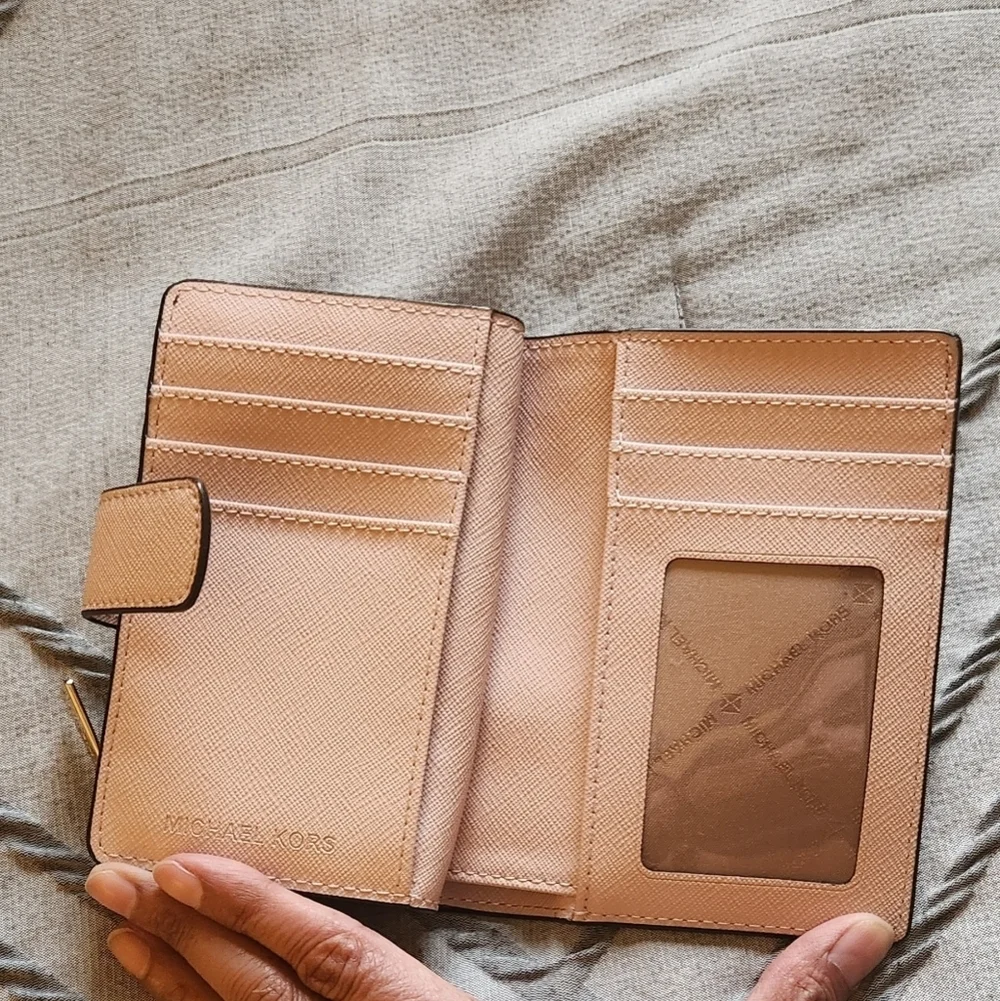 Michael Kors Cream Wallet - Picture 5 of 5